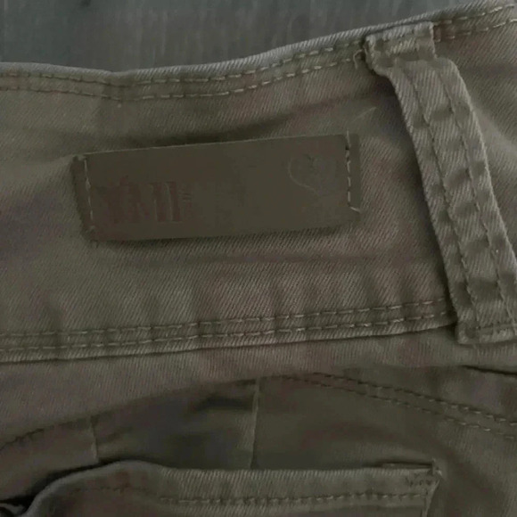 YMI Wanna Betta Butt Mid Rise 3 Button Khaki Pants Size 7 - Picture 3 of 5